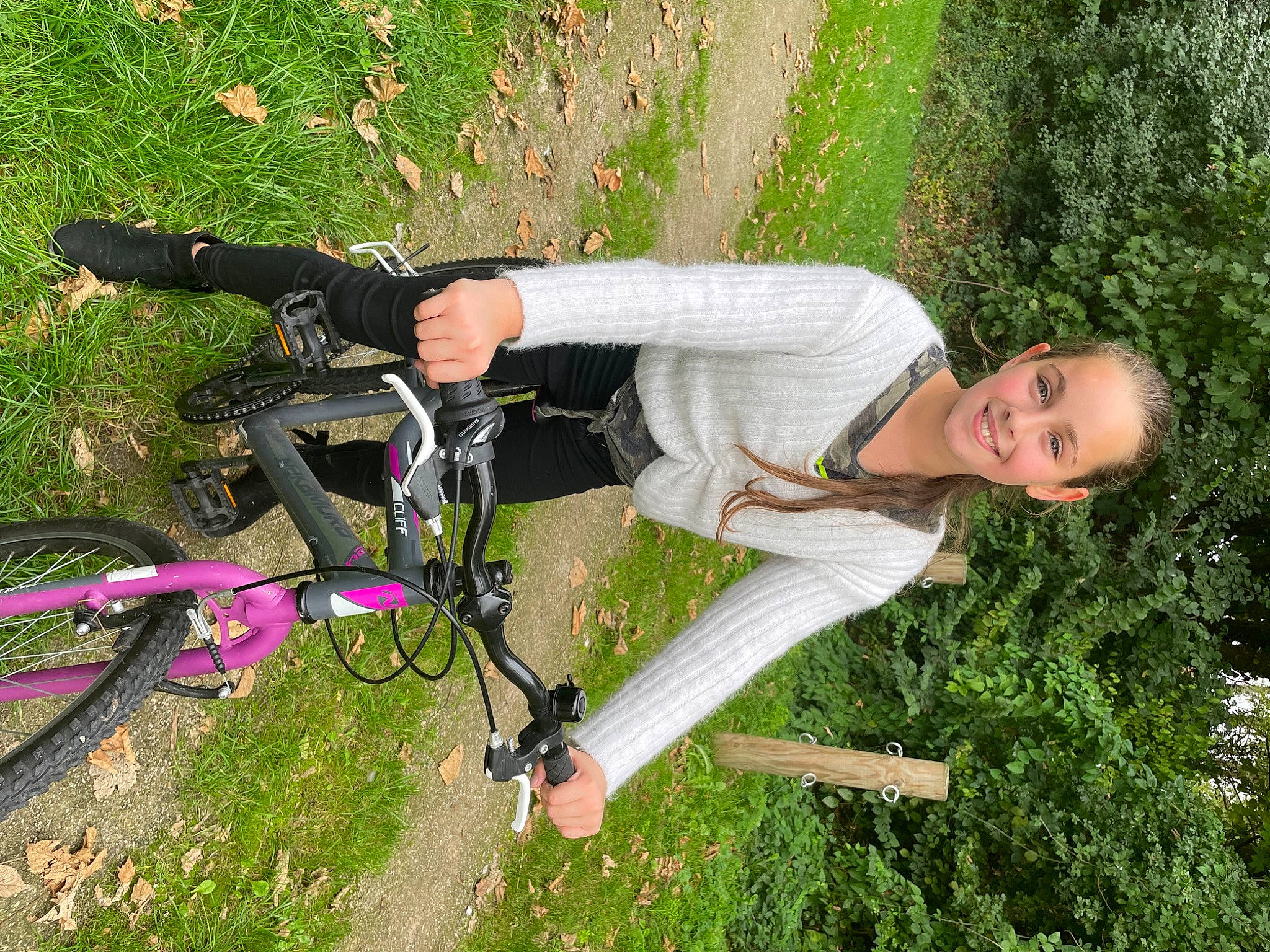 Ilona a rejoint le concours — aidez-le/la à gagner de superbes lots ! bicycle, bicycle_frame, bicycle_handlebar, bicycle_tire, bicycle_wheel, bicycles_equipment_and_supplies, fun, grass, grassland, happy, joy, leisure, meadow, outdoor_recreation, people_in_nature, person, plant, recreation, tire, tree