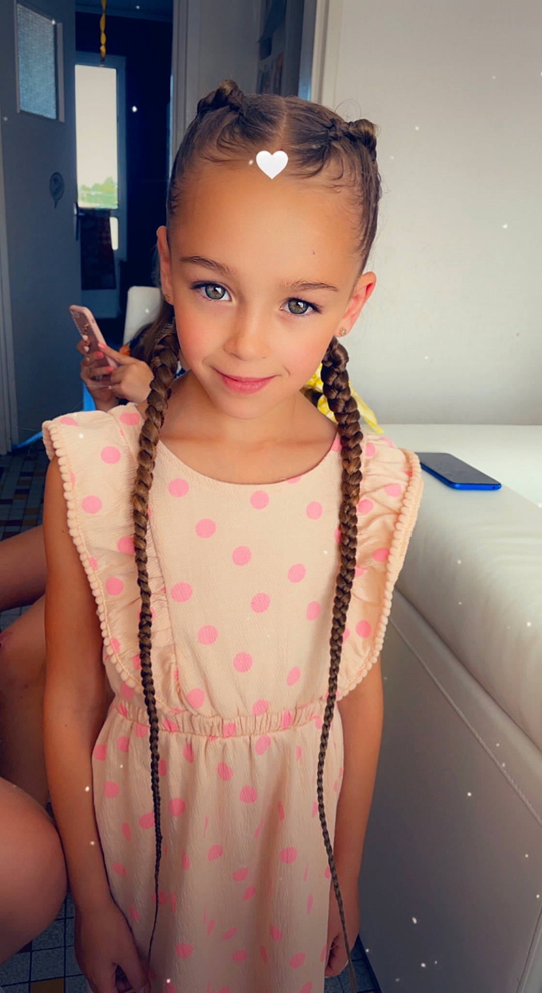 Tallïa a rejoint le concours — aidez-le/la à gagner de superbes lots ! arm, chest, eyelash, face, finger, hair, hand, happy, head, human_body, joint, joy, lip, neck, person, pink, shoulder, skin, sleeve, smile