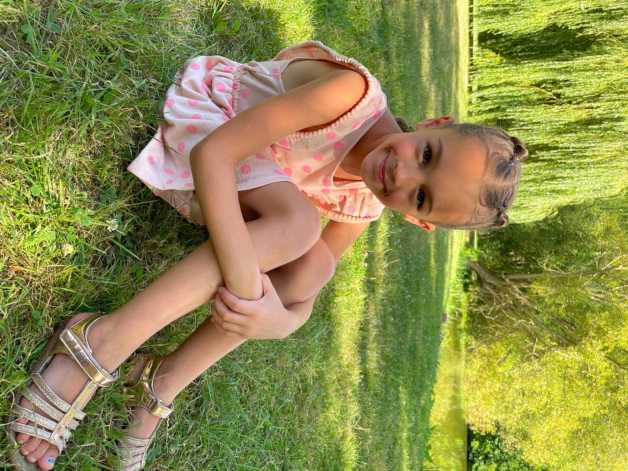 Tallïa a rejoint le concours — aidez-le/la à gagner de superbes lots ! calf, eyewear, fawn, foot, grass, grass_family, happy, human_leg, joy, knee, lawn, leisure, meadow, people_in_nature, person, plant, smile, summer, thigh, tree