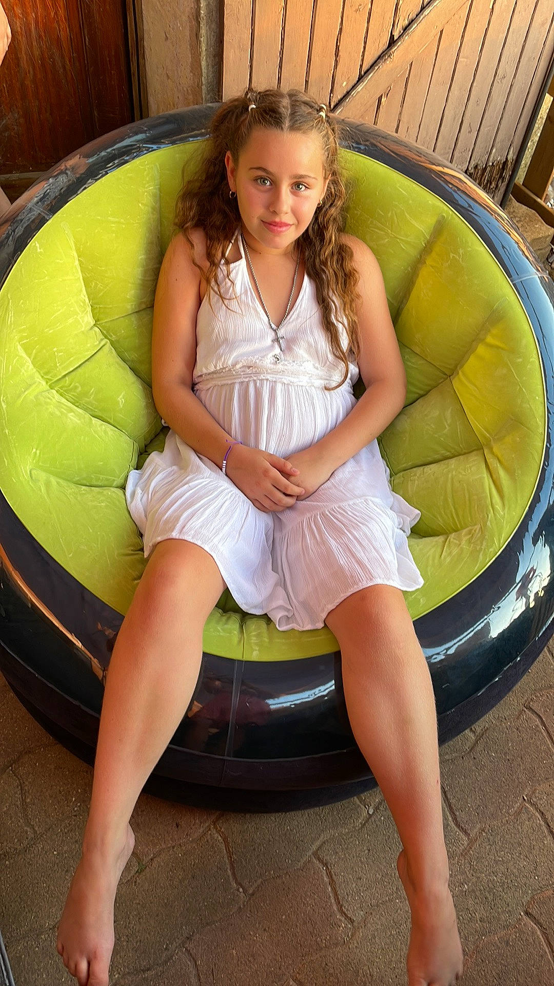 Shaïna a rejoint le concours — aidez-le/la à gagner de superbes lots ! arm, automotive_design, automotive_lighting, automotive_tire, black_hair, bumper, cool, dress, eye, flash_photography, hood, human_body, joy, knee, leg, motor_vehicle, organ, person, shoulder, thigh