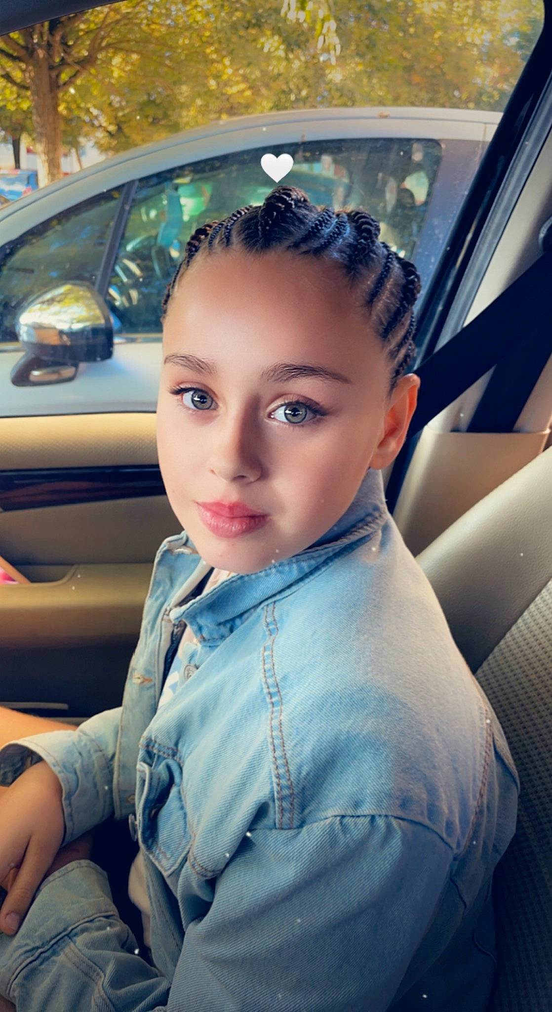 Shaïna participe au concours pour gagner de l'argent avec cette photo : auto_part, automotive_design, automotive_exterior, automotive_lighting, black_hair, car, cool, electric_blue, eyelash, eyewear, family_car, flash_photography, hood, long_hair, luxury_vehicle, motor_vehicle, person, personal_luxury_car, tints_and_shades, vehicle_door