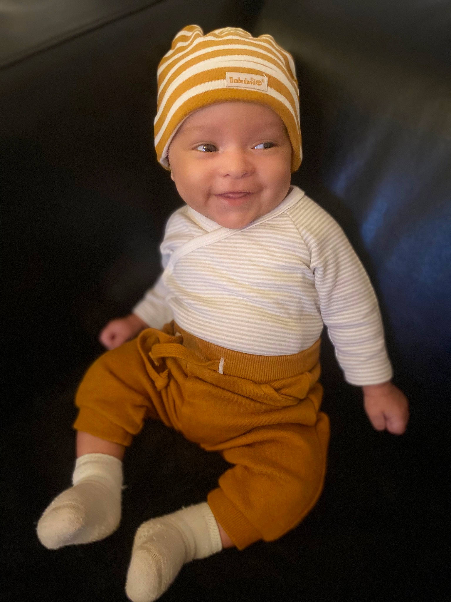 Sacha a rejoint le concours — aidez-le/la à gagner de superbes lots ! abdomen, baby, baby_laughing, baby_toddler_clothing, bonnet, child, child_model, costume_accessory, headband, headgear, headwear, joy, laugh, person, sleeve, sock, standing, sweatpant, toddler, turban