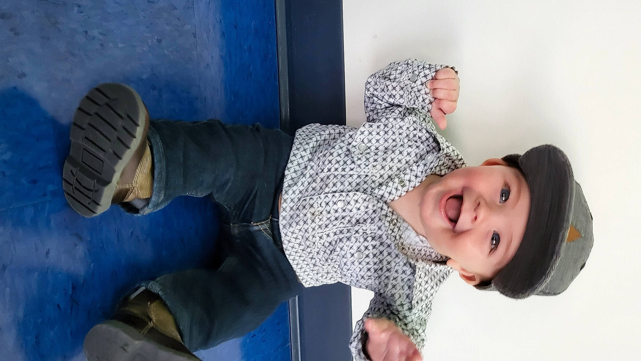 Ryan is registered to the contest to win money with this photo: arm, comfort, denim, elbow, fun, happy, headwear, human_leg, jeans, joint, joy, knee, leg, leisure, pattern, person, sitting, smile, street_fashion, textile