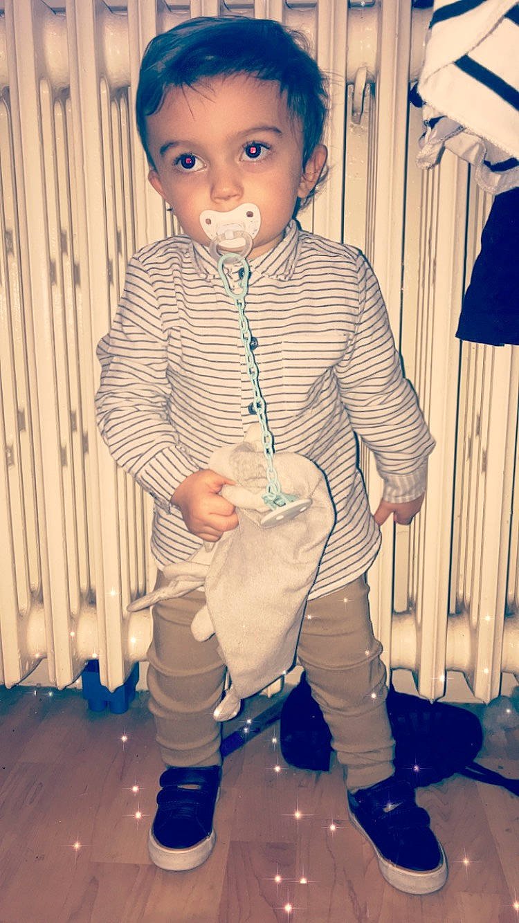 Thaïs a rejoint le concours — aidez-le/la à gagner de superbes lots ! blue, boy, child, clothing, cool, day, eye, fun, girl, human, infant, outerwear, person, photograph, sitting, skin, snapshot, standing, toddler, white