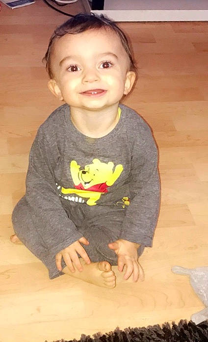 Thaïs a rejoint le concours — aidez-le/la à gagner de superbes lots ! boy, cheek, child, floor, girl, infant, person, play, sitting, toddler