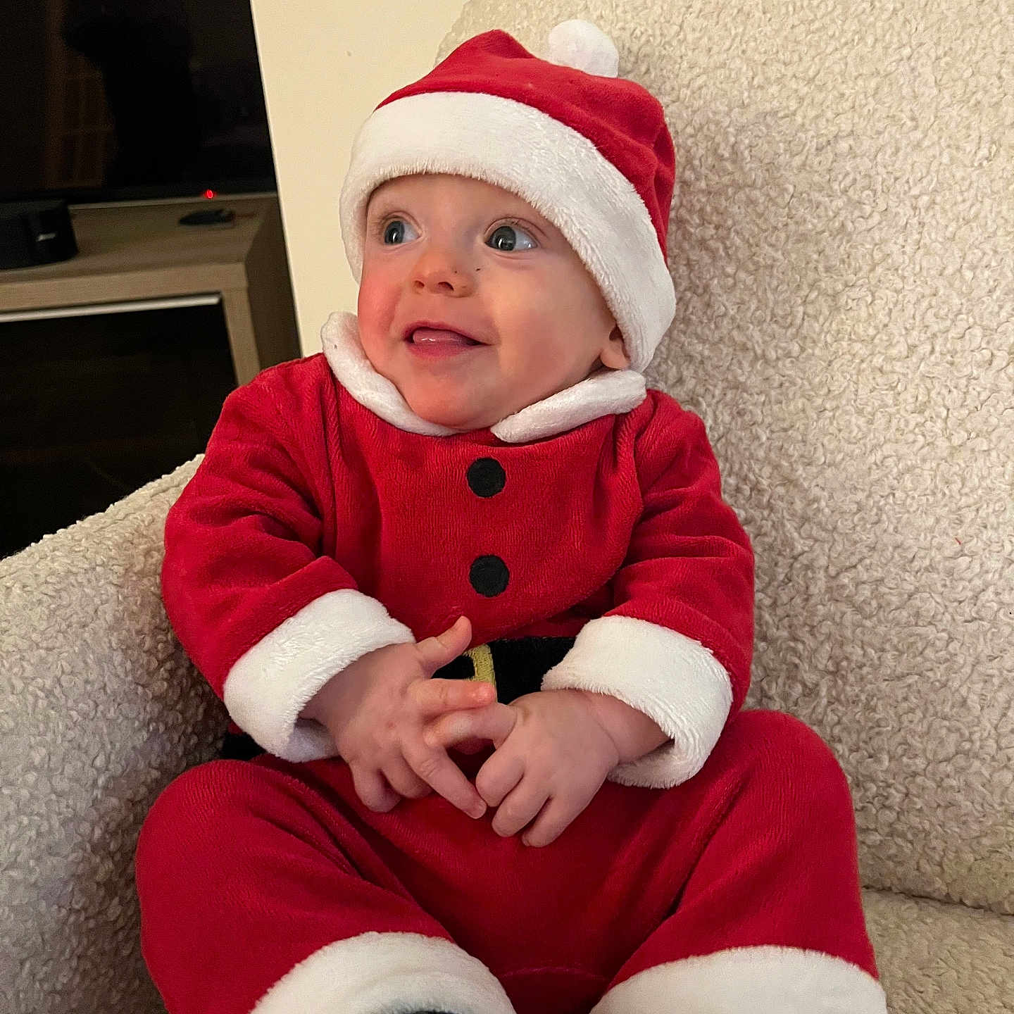 Gabriel Archilla participe au concours pour gagner de l'argent avec cette photo : baby, chair, child, christmas, cozy, cute, festive, happy, hat, holiday, indoors, infant, person, plush, portrait, red_clothing, santa_claus_costume, seated, smiling, white_fur_trim