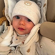 Gabriel Archilla a rejoint le concours — aidez-le/la à gagner de superbes lots ! baby, infant, child, hat, clothing, face, eyes, cute, warm, blanket, fabric, coat, zipper, toddler, portrait, indoors, soft, beige, animal_print, expression