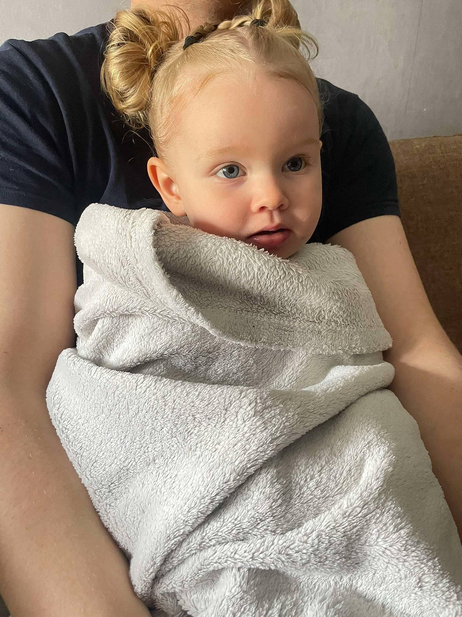 Enola participe au concours pour gagner de l'argent avec cette photo : child, chin, comfort, ear, eye, eyebrow, eyelash, face, facial_expression, gesture, hair, head, joint, lip, neck, person, shoulder, skin, sleeve, textile