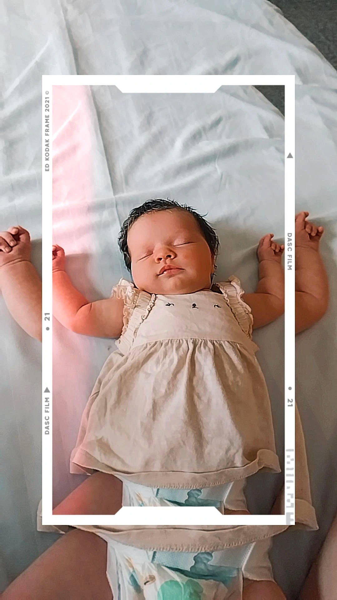 Louise participe au concours pour gagner de l'argent avec cette photo : arm, baby, baby_products, baby_safety, baby_toddler_clothing, bed, chair, child, comfort, facial_expression, finger, flash_photography, happy, infant_bed, linens, person, pink, product, skin, textile