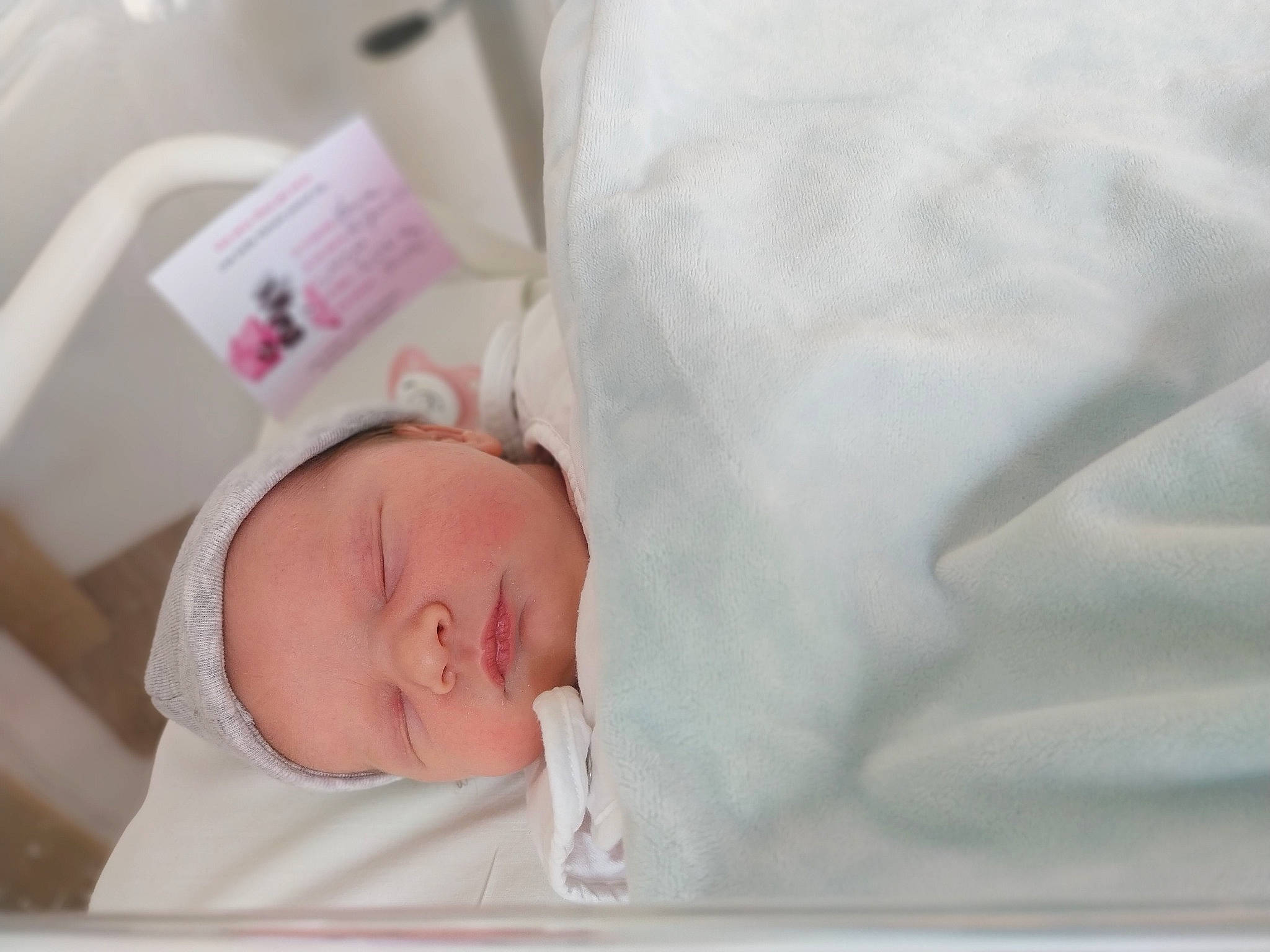 Louise a rejoint le concours — aidez-le/la à gagner de superbes lots ! baby, baby_products, baby_safety, baby_sleeping, baby_toddler_clothing, bed, bedding, bedtime, child, childbirth, comfort, infant_bed, linens, nap, person, room, sleep, toddler