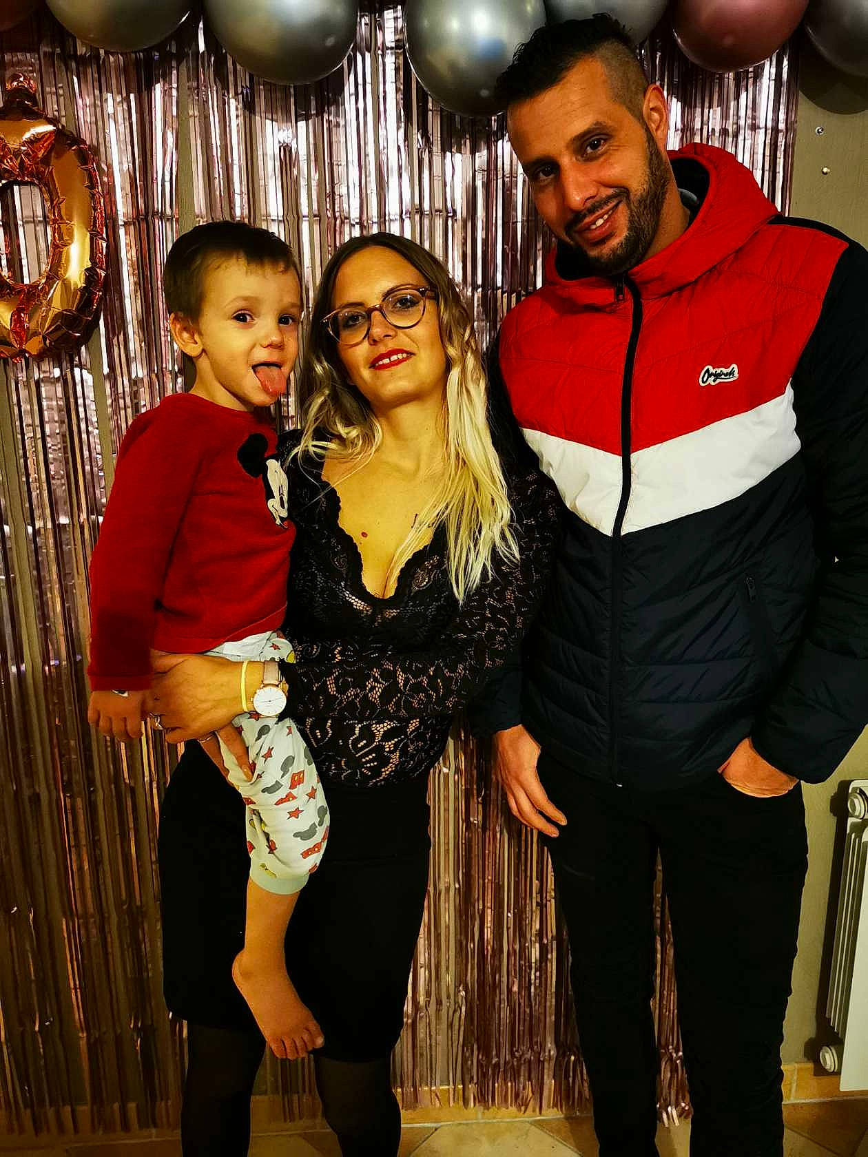 Maïwell a rejoint le concours — aidez-le/la à gagner de superbes lots ! belt, black, boot, chandelier, costume, event, eyewear, fashion, fashion_design, formal_wear, fun, hairstyle, happy, human, joy, organ, person, photograph, snapshot, social_group