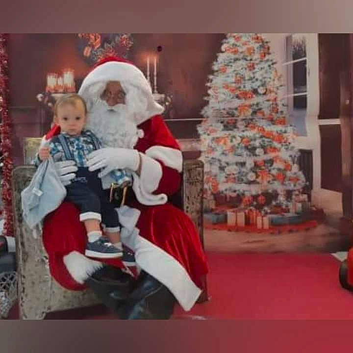 Maïwell participe au concours pour gagner de l'argent avec cette photo : blurred, christmas, christmas_decoration, christmas_eve, christmas_tree, event, fictional_character, holiday, interior_design, lap, person, room, santa_claus, toddler