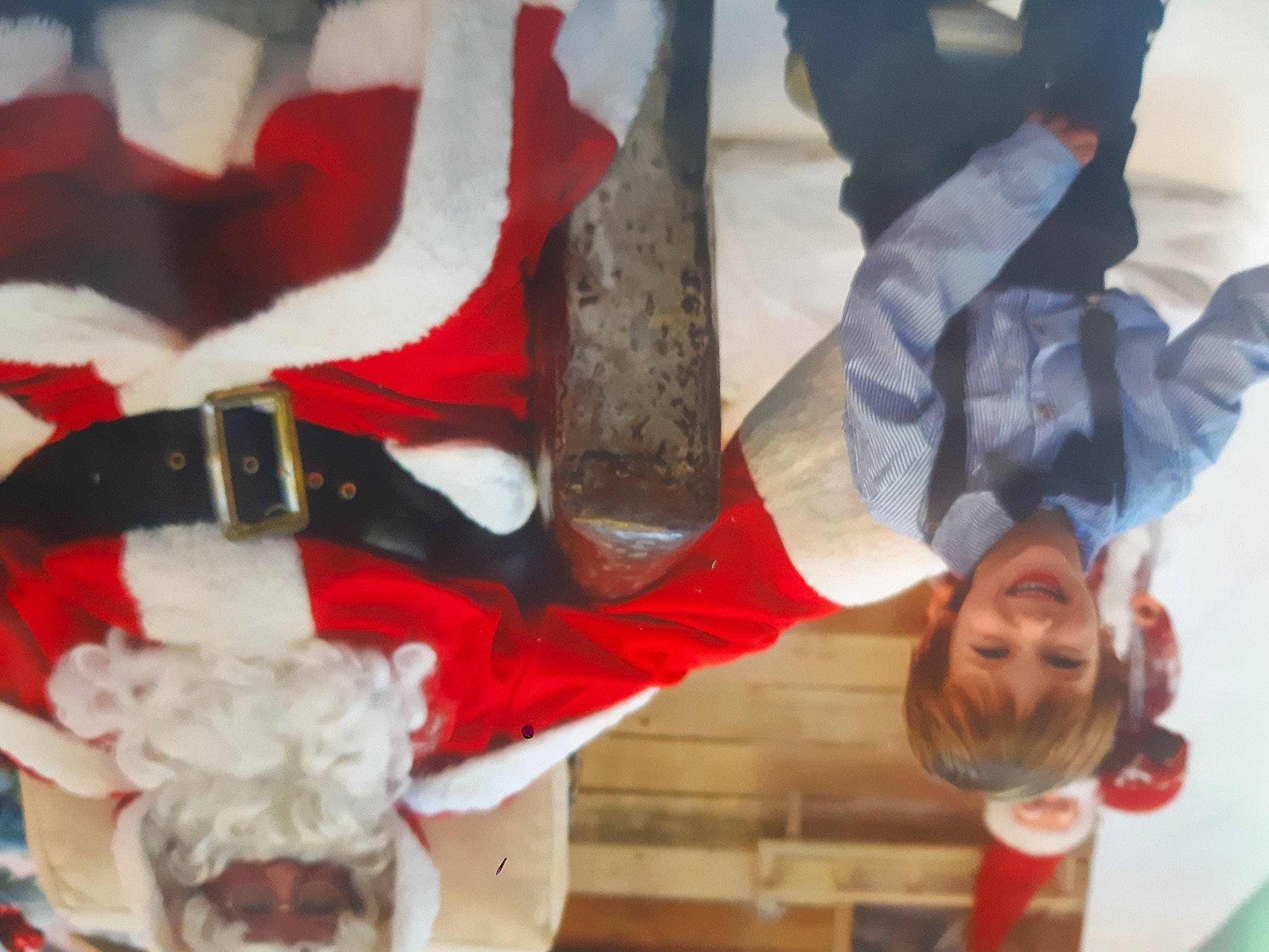 Maïwell a rejoint le concours — aidez-le/la à gagner de superbes lots ! carmine, costume, event, flag, flag_of_the_united_states, fun, gesture, glove, happy, hat, headgear, holiday, joy, person, public_event, red, santa_claus, smile, tradition, tree