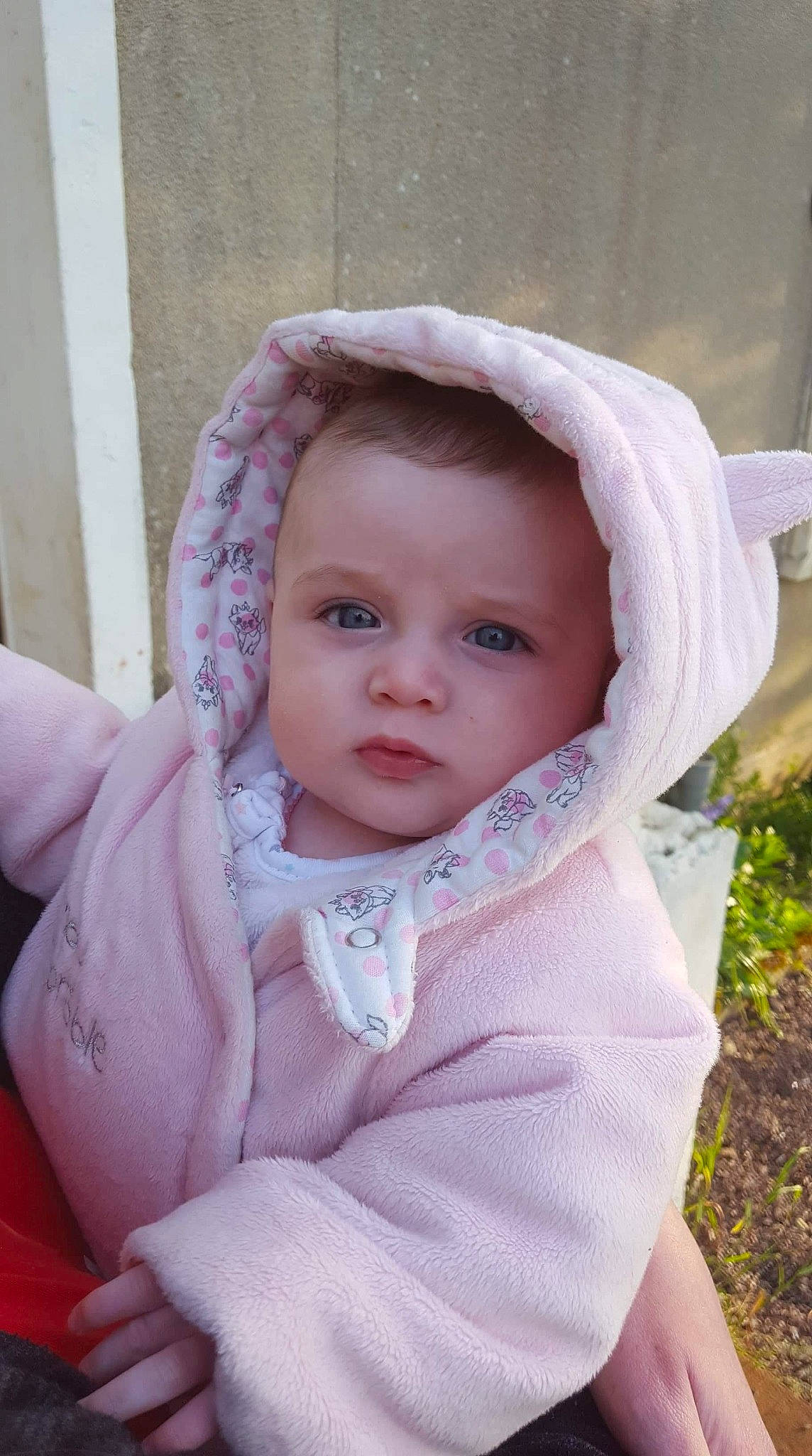 Rose a rejoint le concours — aidez-le/la à gagner de superbes lots ! baby, baby_toddler_clothing, cheek, eye, eyebrow, eyelash, face, hair, head, headgear, human_body, iris, lip, nose, outerwear, person, pink, skin, sleeve, textile