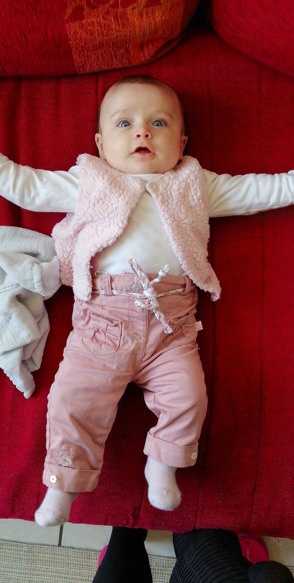 Rose a rejoint le concours — aidez-le/la à gagner de superbes lots ! baby, baby_toddler_clothing, cheek, chin, eye, face, flooring, gesture, happy, human_body, iris, leg, neck, nose, person, shoulder, skin, sleeve, thumb, toddler