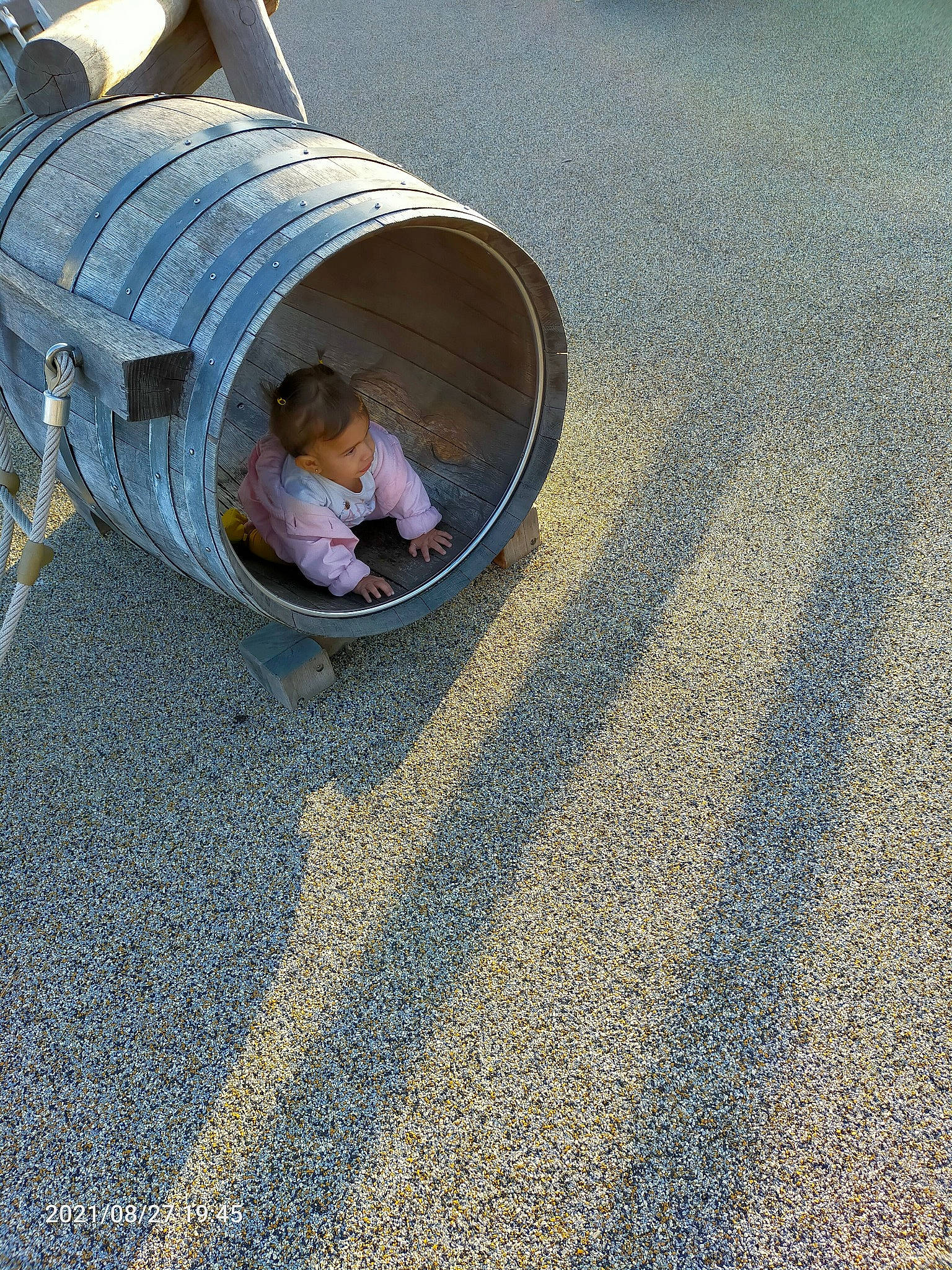 Kiki a rejoint le concours — aidez-le/la à gagner de superbes lots ! asphalt, auto_part, automotive_exterior, automotive_tire, automotive_wheel_system, baby, circle, comfort, concrete, electric_blue, flooring, fun, grass, leisure, person, playground, road, road_surface, sidewalk, tar