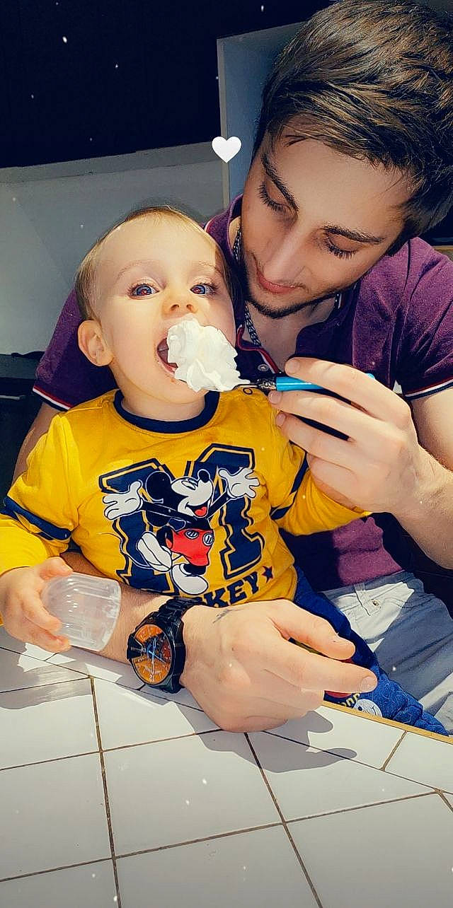 Illan participe au concours pour gagner de l'argent avec cette photo : arm, chair, cheek, child, cool, drinkware, face, finger, fun, hairstyle, hand, happy, human, mouth, nose, people, person, sharing, t_shirt, toddler