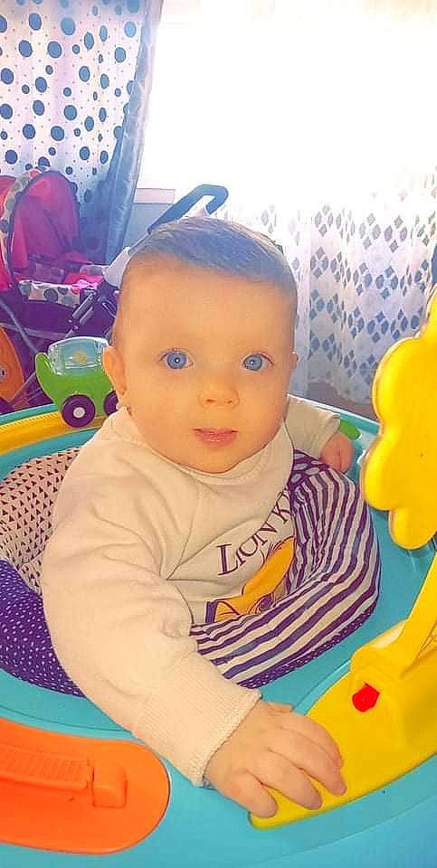 Preston a rejoint le concours — aidez-le/la à gagner de superbes lots ! baby, baby_playing_with_toys, baby_products, baby_toddler_clothing, baby_toys, beauty, cheek, child, flooring, fun, happy, leisure, person, play, recreation, sitting, smile, toddler, toy, tummy_time