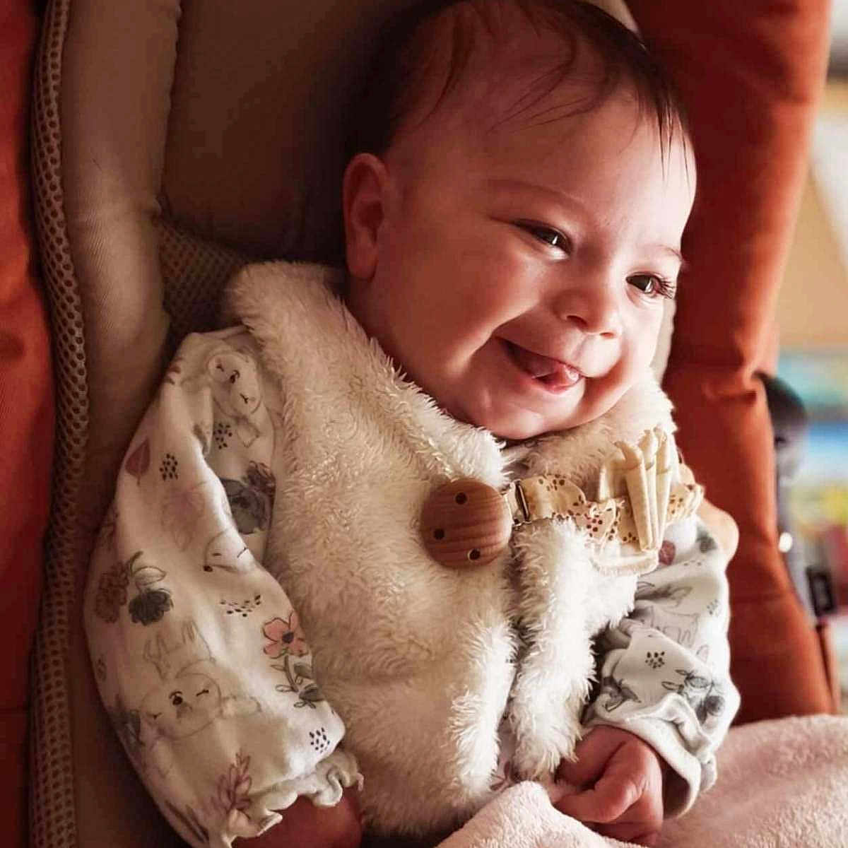 Jade participe au concours pour gagner de l'argent avec cette photo : baby, babylaughing, blanket, chair, clothing, couch, cushion, face, furniture, glove, happy, head, homedecor, laughing, newborn, person, photography, portrait, quilt, smile