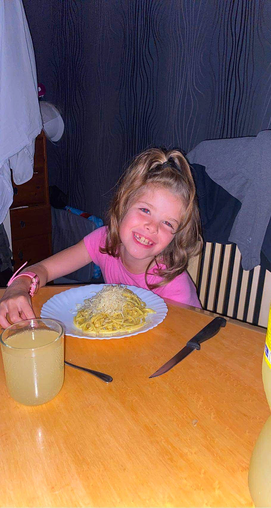 Elyana a rejoint le concours — aidez-le/la à gagner de superbes lots ! bowl, chair, comfort_food, cooking, cuisine, dish, food, fun, ingredient, joy, juice, kitchen_utensil, mixing_bowl, person, plant_milk, plate, recipe, smile, spoon, table