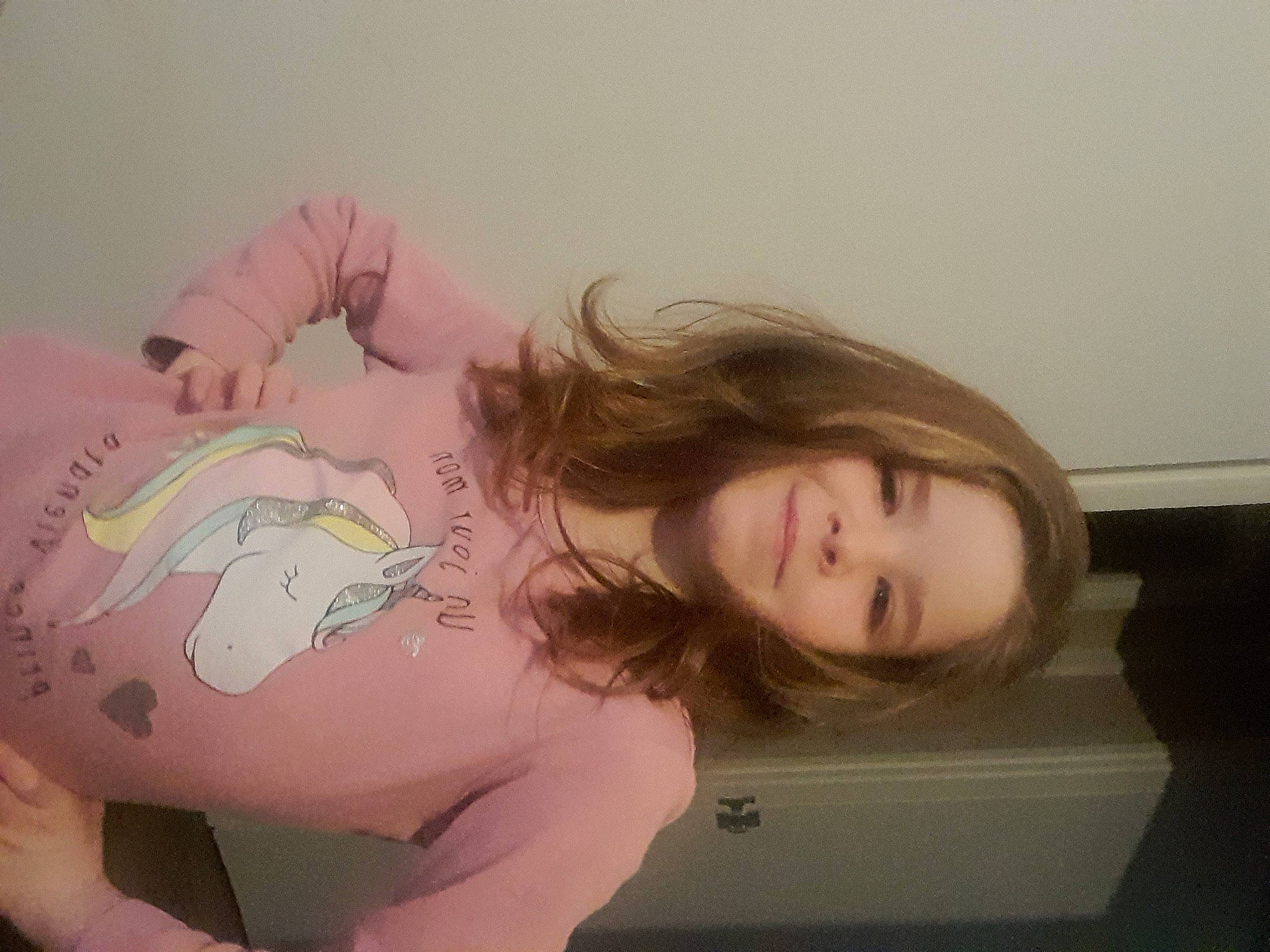 Elyana a rejoint le concours — aidez-le/la à gagner de superbes lots ! cheek, child, comfort, elbow, fun, gesture, happy, human_body, human_leg, joy, leg, mouth, neck, nose, person, shoulder, skin, sleeve, smile, thigh