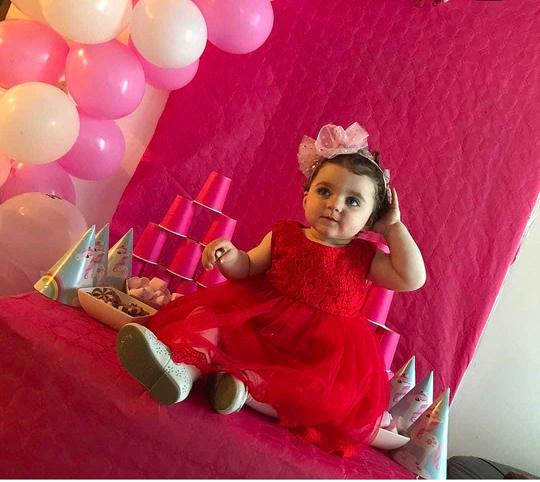 Issabela participe au concours pour gagner de l'argent avec cette photo : balloon, costume_hat, decoration, doll, dress, event, fashion_design, fun, happy, hat, magenta, party_supply, peach, person, pink, purple, room, sitting, sun_hat, toy