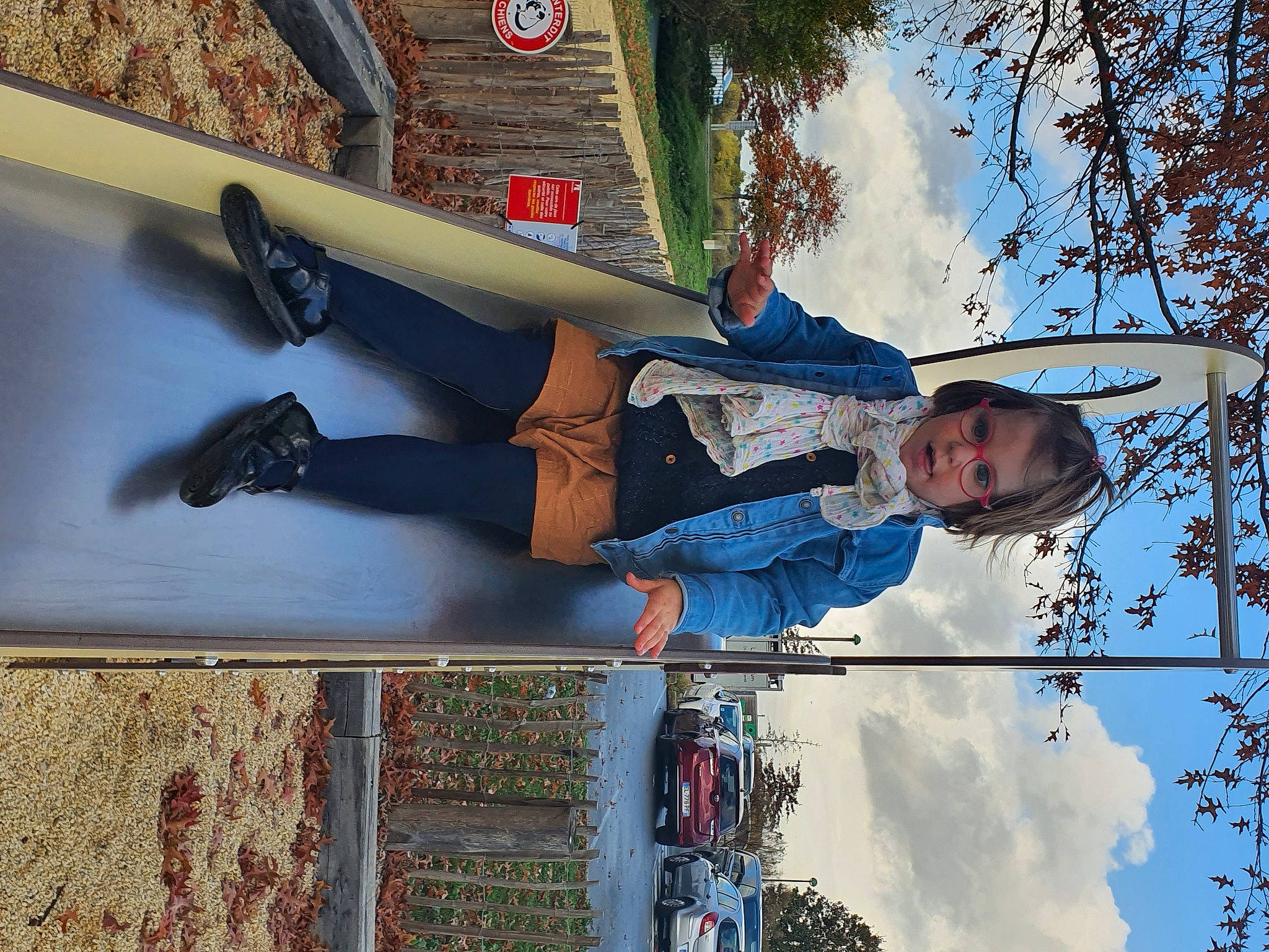 Sarah participe au concours pour gagner de l'argent avec cette photo : boot, cloud, eyewear, fun, hat, leisure, pedestrian, person, plant, pole, recreation, sky, tire, travel, tree, wheel