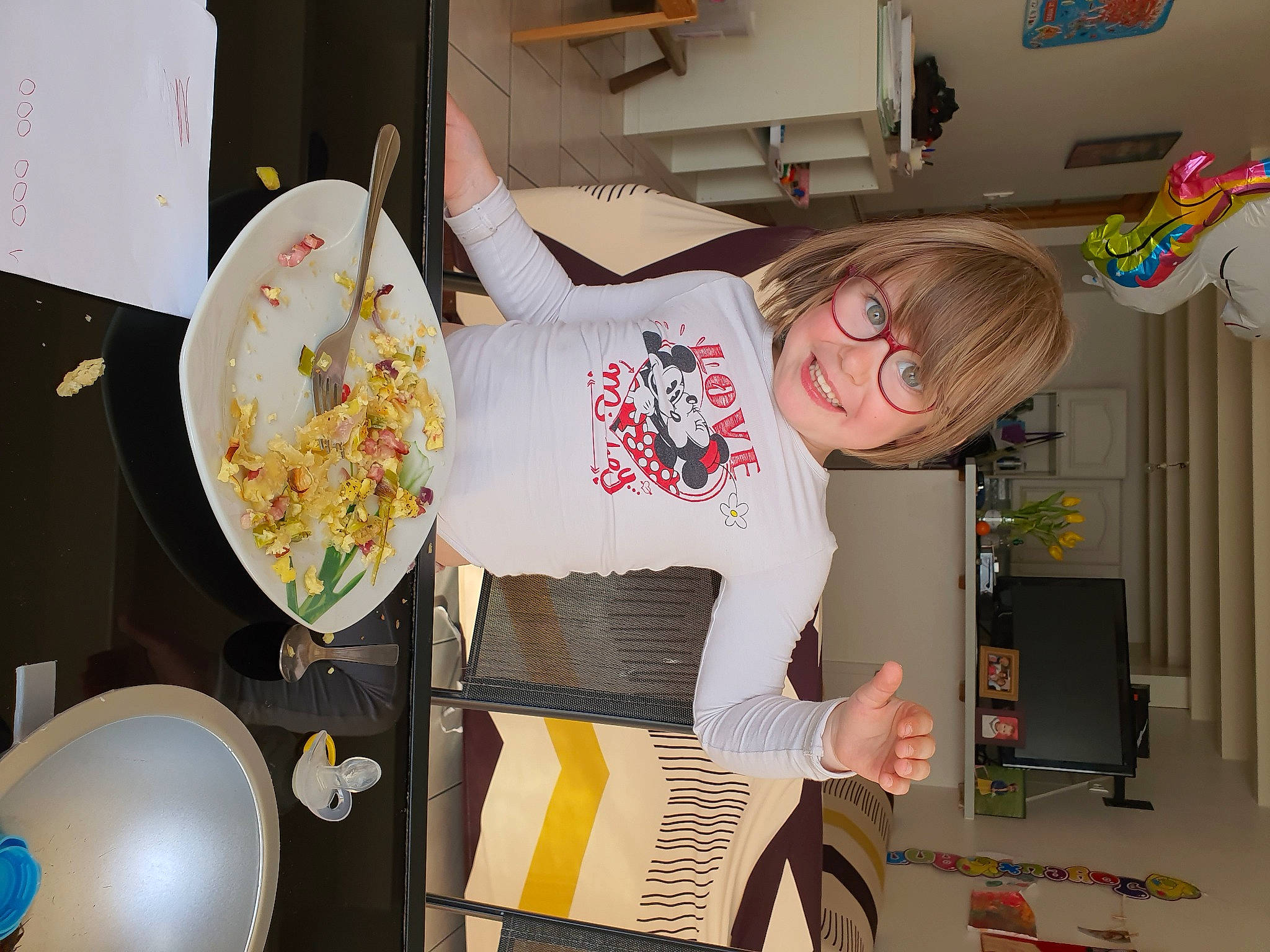 Sarah participe au concours pour gagner de l'argent avec cette photo : bowl, comfort_food, cooking, cookware_and_bakeware, cuisine, dish, dishware, eyewear, food, fun, homemaker, joy, kitchen, mixing_bowl, person, plate, platter, room, serveware, smile