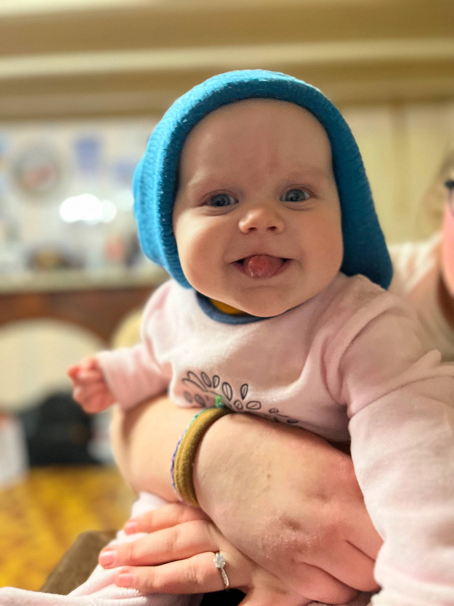 Lénaya participe au concours pour gagner de l'argent avec cette photo : baby, baby_toddler_clothing, cap, cheek, child, comfort, elbow, event, facial_expression, fun, gesture, hand, happy, mouth, person, room, skin, smile, thumb, toddler