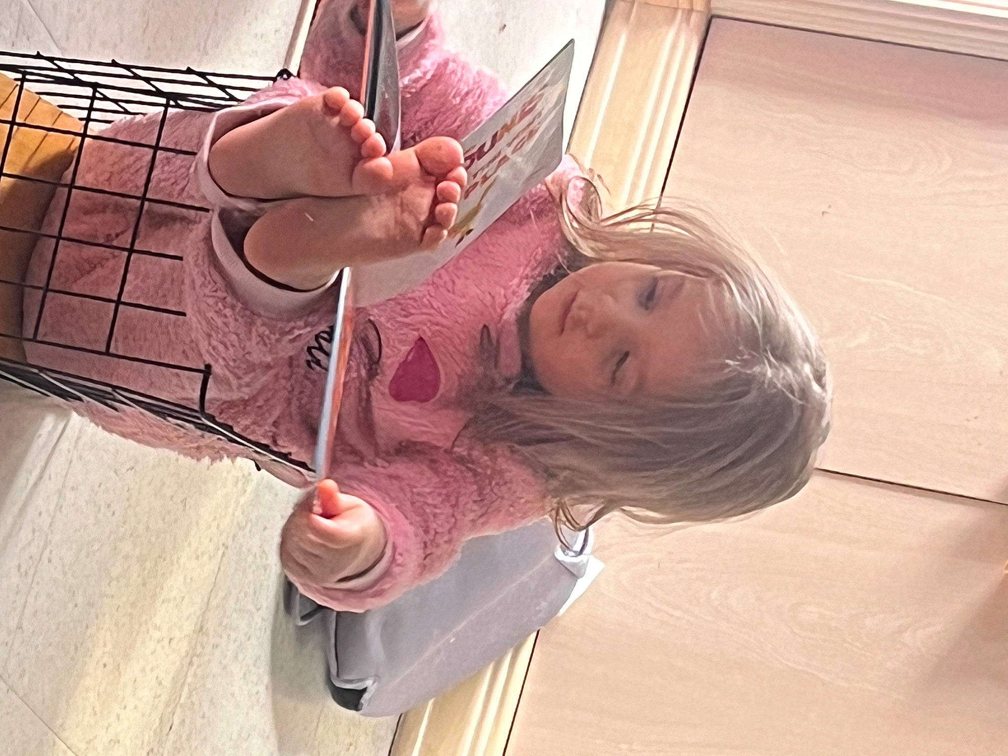 Lissana a rejoint le concours — aidez-le/la à gagner de superbes lots ! arm, child, elbow, fashion_accessory, finger, flesh, fun, gesture, hand, happy, human_leg, leisure, person, room, sitting, string_instrument, thumb, toddler, window, wood