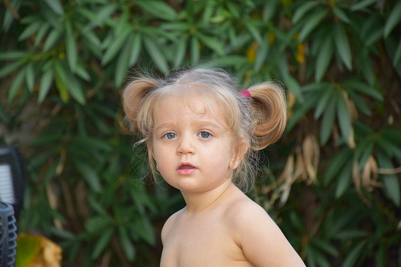 Lissana participe au concours pour gagner de l'argent avec cette photo : blond, brown_hair, chest, child, eyelash, fawn, fun, garden, grass, happy, head, jewellery, leisure, lip, nose, people_in_nature, person, plant, toddler, tree