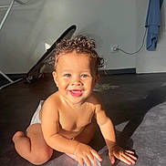 Sineï participe au concours pour gagner de l'argent avec cette photo : baby, child, curly_hair, smiling, crawling, floor, indoor, sunlight, shadow, diaper, hand, face, happy, person, playing, toy, skin, young_child, cute, expression