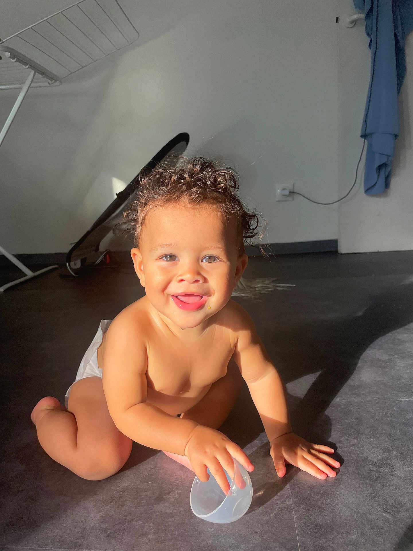 Sineï participe au concours pour gagner de l'argent avec cette photo : baby, child, curly_hair, smiling, crawling, floor, indoor, sunlight, shadow, diaper, hand, face, happy, person, playing, toy, skin, young_child, cute, expression
