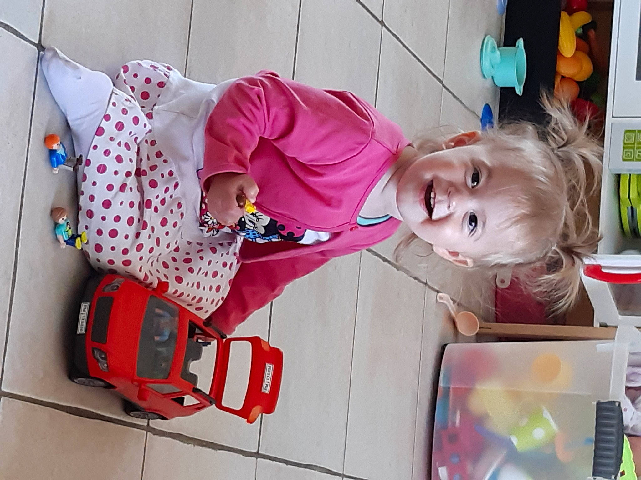 Mélinda a rejoint le concours — aidez-le/la à gagner de superbes lots ! baby, car, carmine, child, costume, fun, joy, magenta, pattern, person, pink, room, smile, snapshot, toddler, vehicle