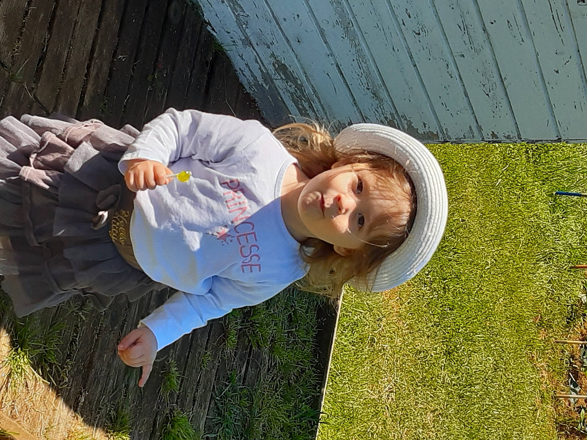 Mélinda a rejoint le concours — aidez-le/la à gagner de superbes lots ! child, denim, fun, garden, gesture, grass, grass_family, grassland, happy, landscape, lawn, leisure, people_in_nature, person, plant, recreation, sitting, smile, t_shirt, toddler