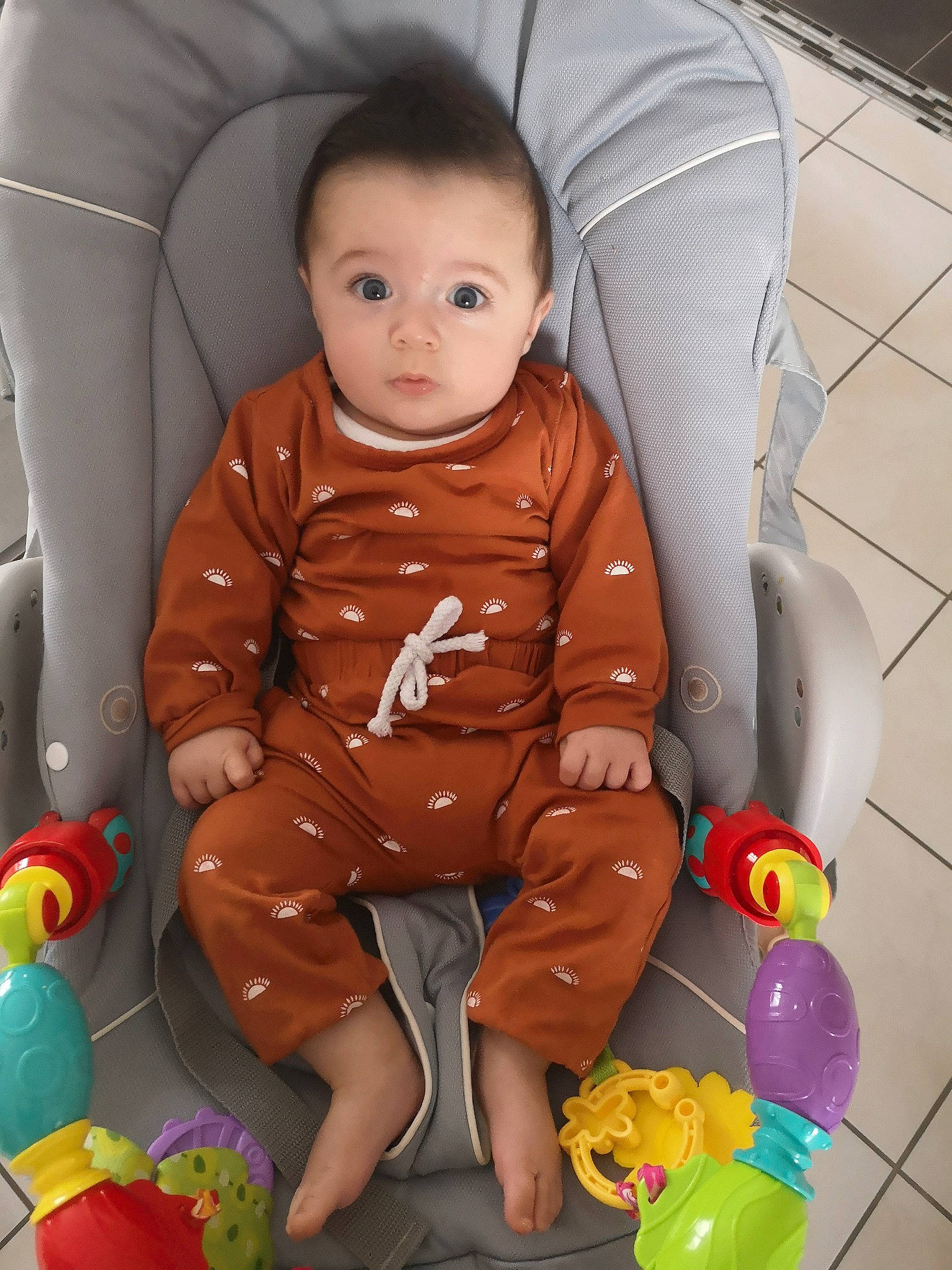 Odin a rejoint le concours — aidez-le/la à gagner de superbes lots ! baby, baby_products, baby_toddler_clothing, baby_toys, balloon, car_seat, cheek, child, comfort, fun, happy, nose, orange, organ, person, play, product, sitting, toddler, toy