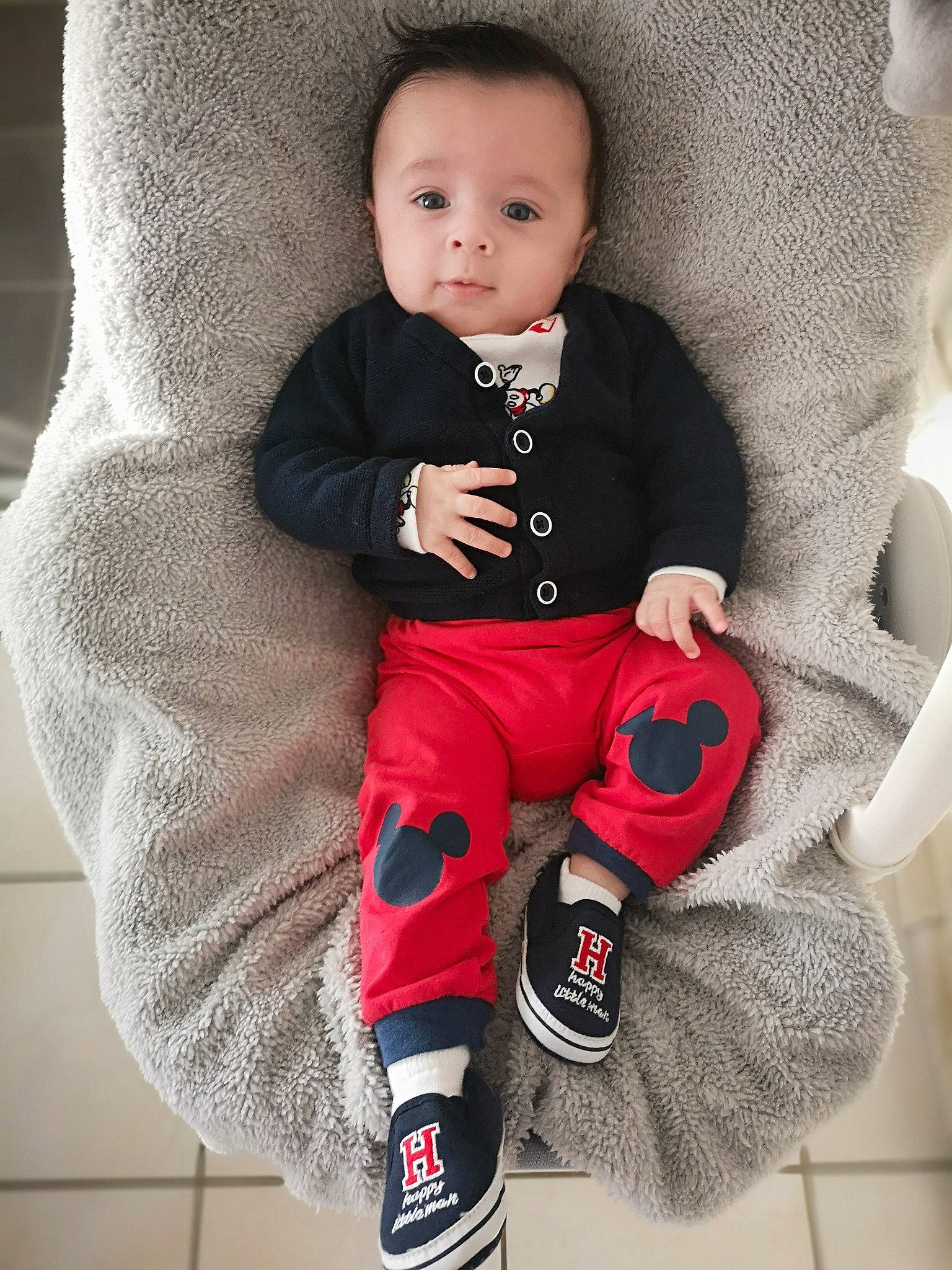Odin participe au concours pour gagner de l'argent avec cette photo : arm, baby, baby_toddler_clothing, carmine, cheek, child, comfort, cool, fictional_character, finger, happy, knee, pattern, person, sitting, sleeve, sock, textile, thigh, toddler