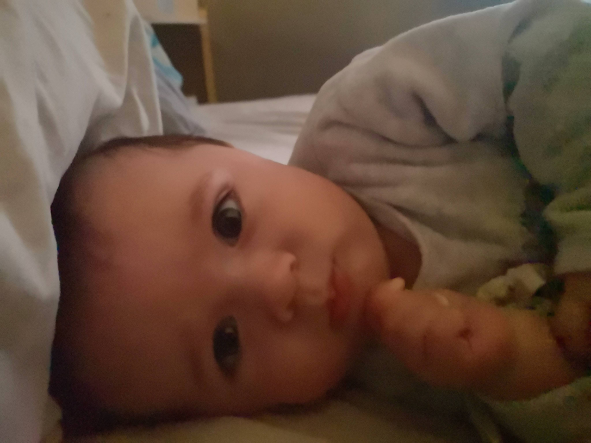 Odin a rejoint le concours — aidez-le/la à gagner de superbes lots ! abdomen, baby, baby_toddler_clothing, bedtime, cheek, chest, child, comfort, ear, eye, eyelash, flesh, human_body, iris, lip, no_expression, nose, person, room, thumb