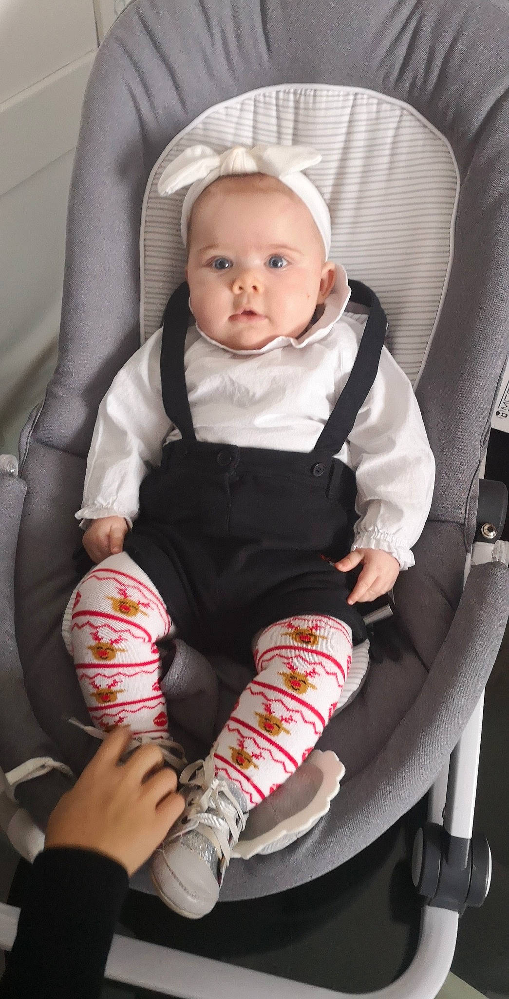 Oxane participe au concours pour gagner de l'argent avec cette photo : baby, baby_toddler_clothing, chair, cheek, comfort, facial_expression, finger, green, hand, human, lap, leg, mammal, organ, person, pink, skin, sleeve, thigh, toddler