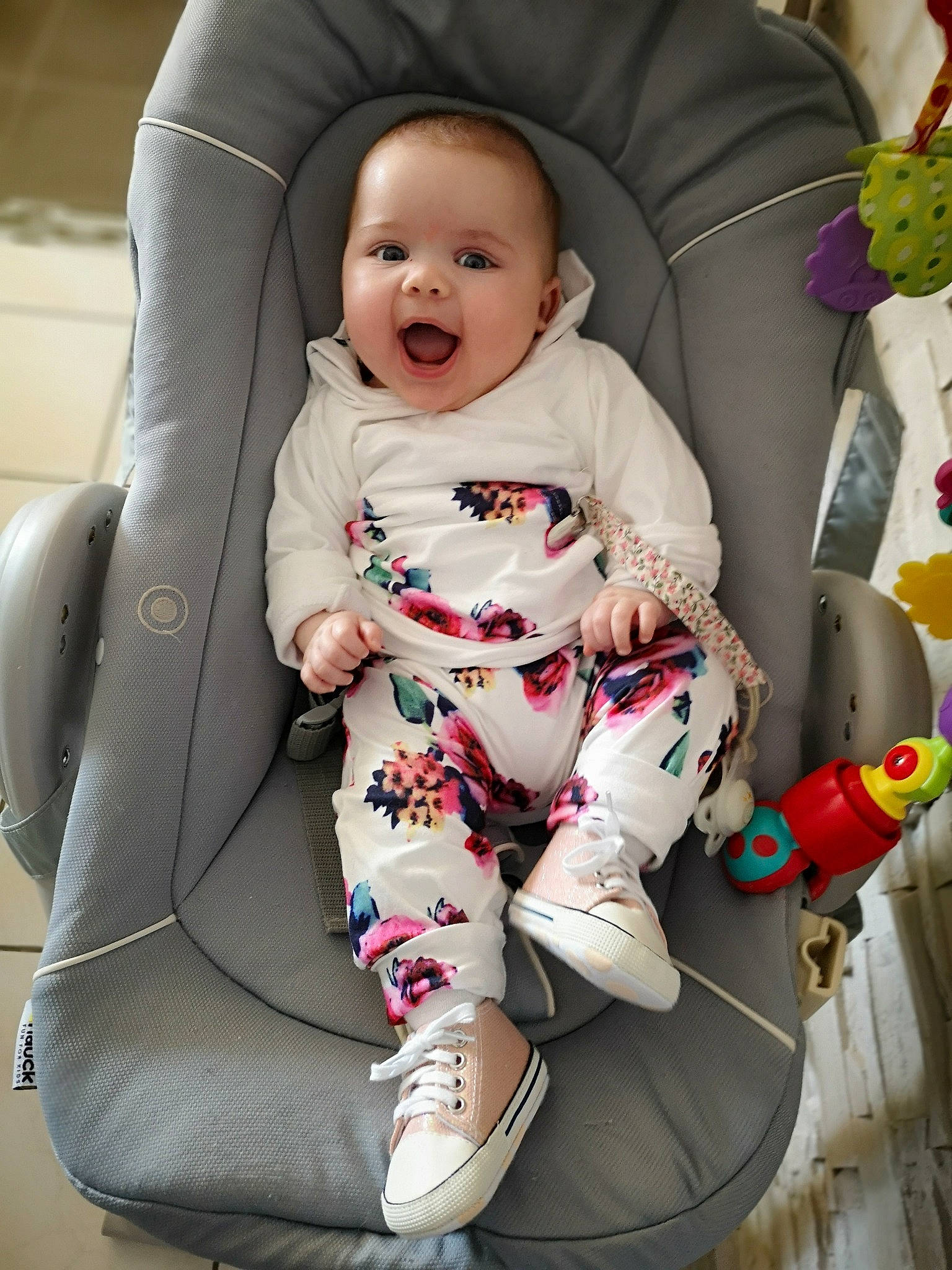 Oxane a rejoint le concours — aidez-le/la à gagner de superbes lots ! baby, baby_products, baby_toddler_clothing, car_seat, child, comfort, face, fashion_accessory, fun, happy, head, head_restraint, pattern, person, sitting, sleeve, smile, t_shirt, textile, toddler