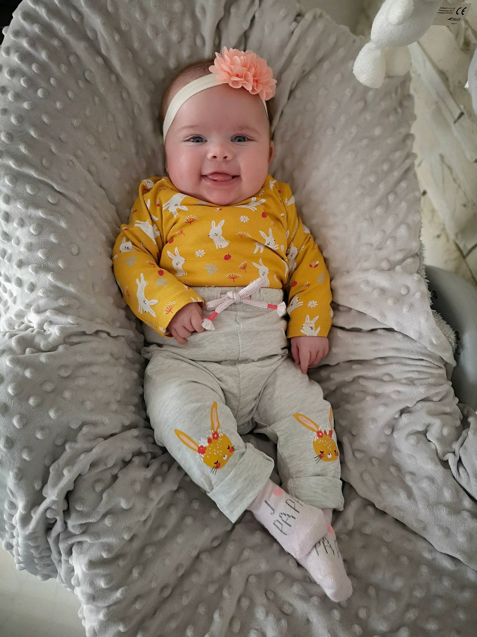 Oxane participe au concours pour gagner de l'argent avec cette photo : baby, baby_products, baby_toddler_clothing, child, comfort, eye, fashion_accessory, fun, happy, head, headgear, headwear, linens, organ, outerwear, person, portrait_photography, sitting, sleeve, smile