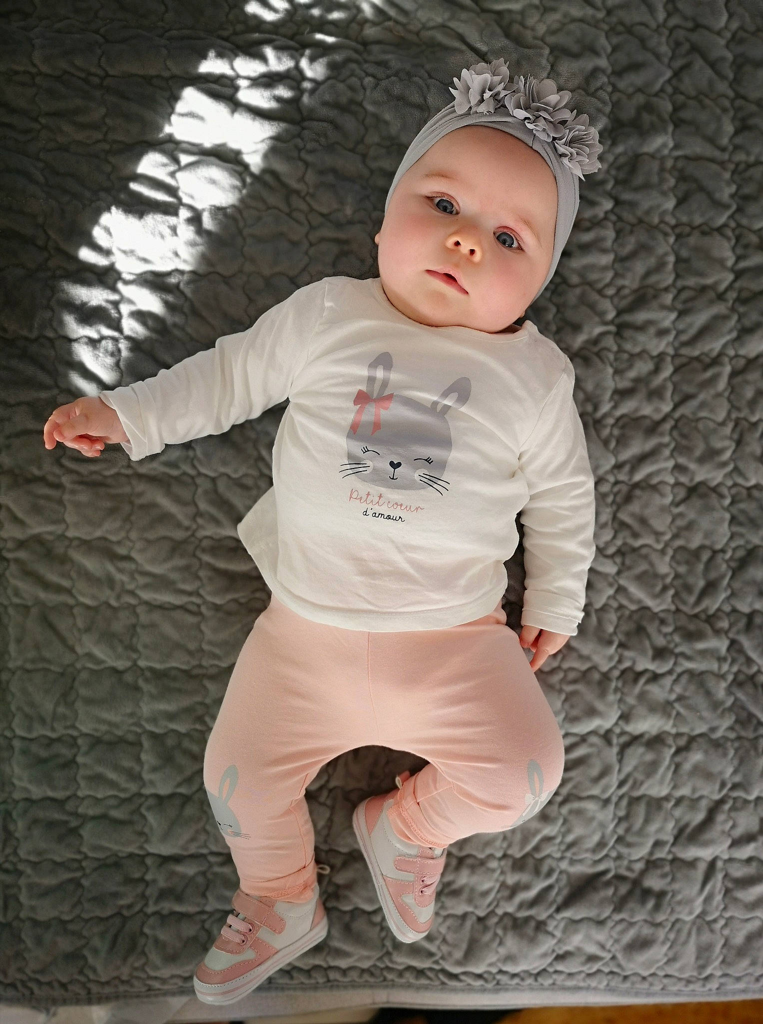 Oxane participe au concours pour gagner de l'argent avec cette photo : baby, baby_toddler_clothing, cap, child, costume, flash_photography, fun, fur, happy, headwear, leg, outerwear, pattern, person, personal_protective_equipment, pink, portrait_photography, sitting, sleeve, sportswear