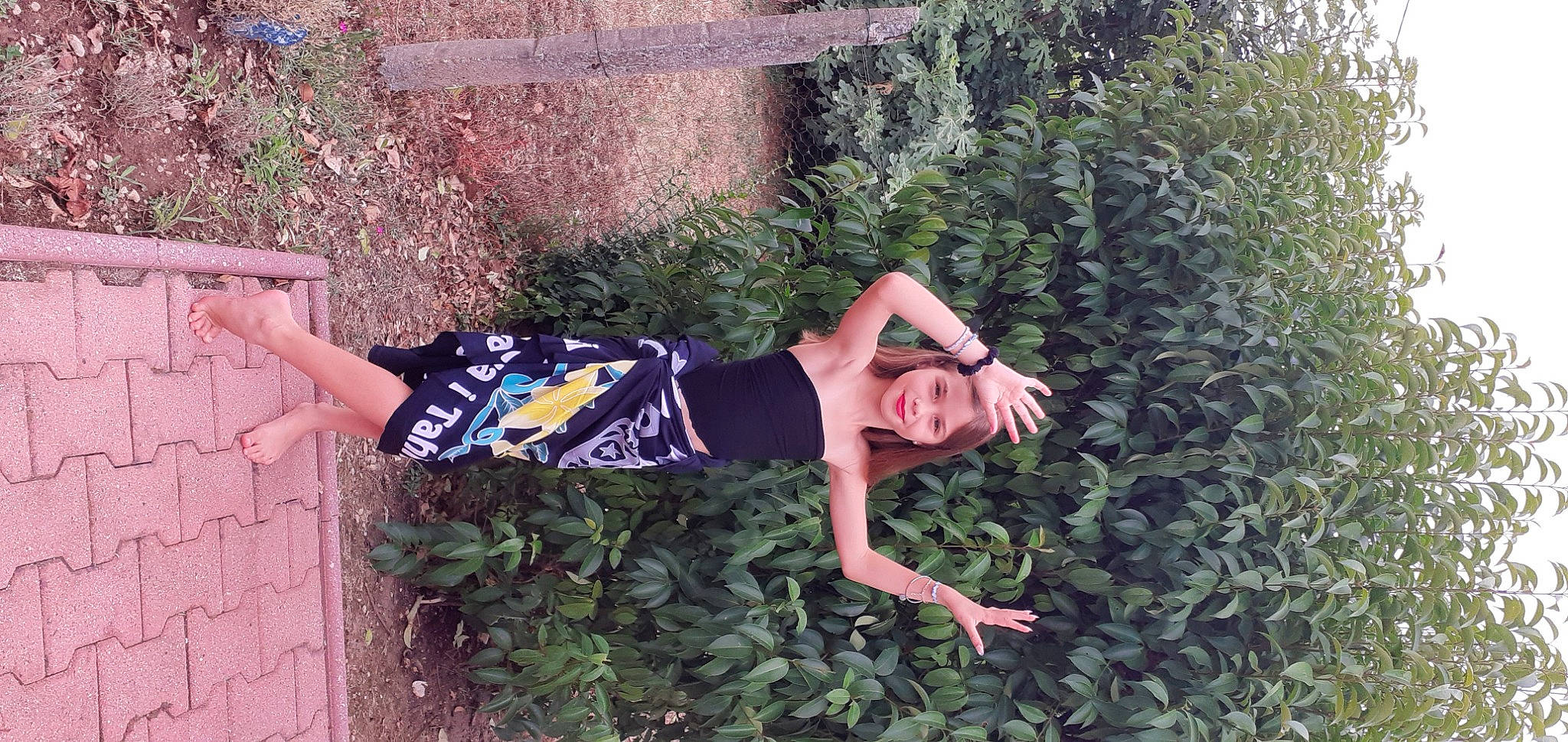 Ornella participe au concours pour gagner de l'argent avec cette photo : dress, eyewear, fun, grass, happy, headwear, human_leg, joy, knee, pattern, people_in_nature, person, photo_shoot, plant, shoulder, shrub, sportswear, t_shirt, thigh, tree