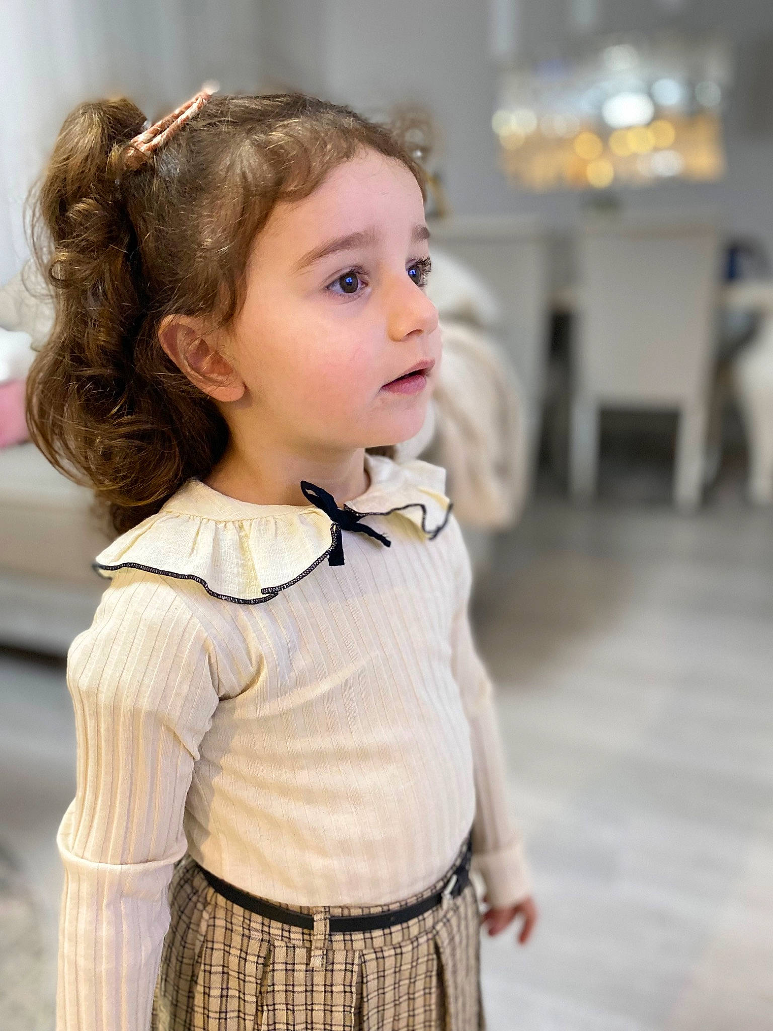 Eslem a rejoint le concours — aidez-le/la à gagner de superbes lots ! blond, brown_hair, child, collar, day_dress, dress, dress_shirt, facial_expression, fashion_design, formal_wear, hair, happy, jewellery, long_hair, neck, person, shoulder, skin, sleeve, toddler