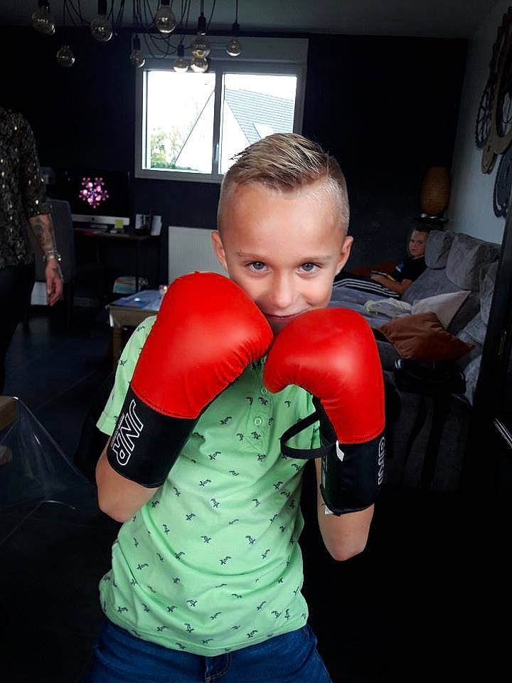 Gabryel participe au concours pour gagner de l'argent avec cette photo : boxing, boxing_equipment, boxing_glove, chest, combat_sport, contact_sport, elbow, event, flash_photography, fun, glove, joint, joy, person, physical_fitness, professional_boxer, professional_boxing, punch, sports_equipment, standing