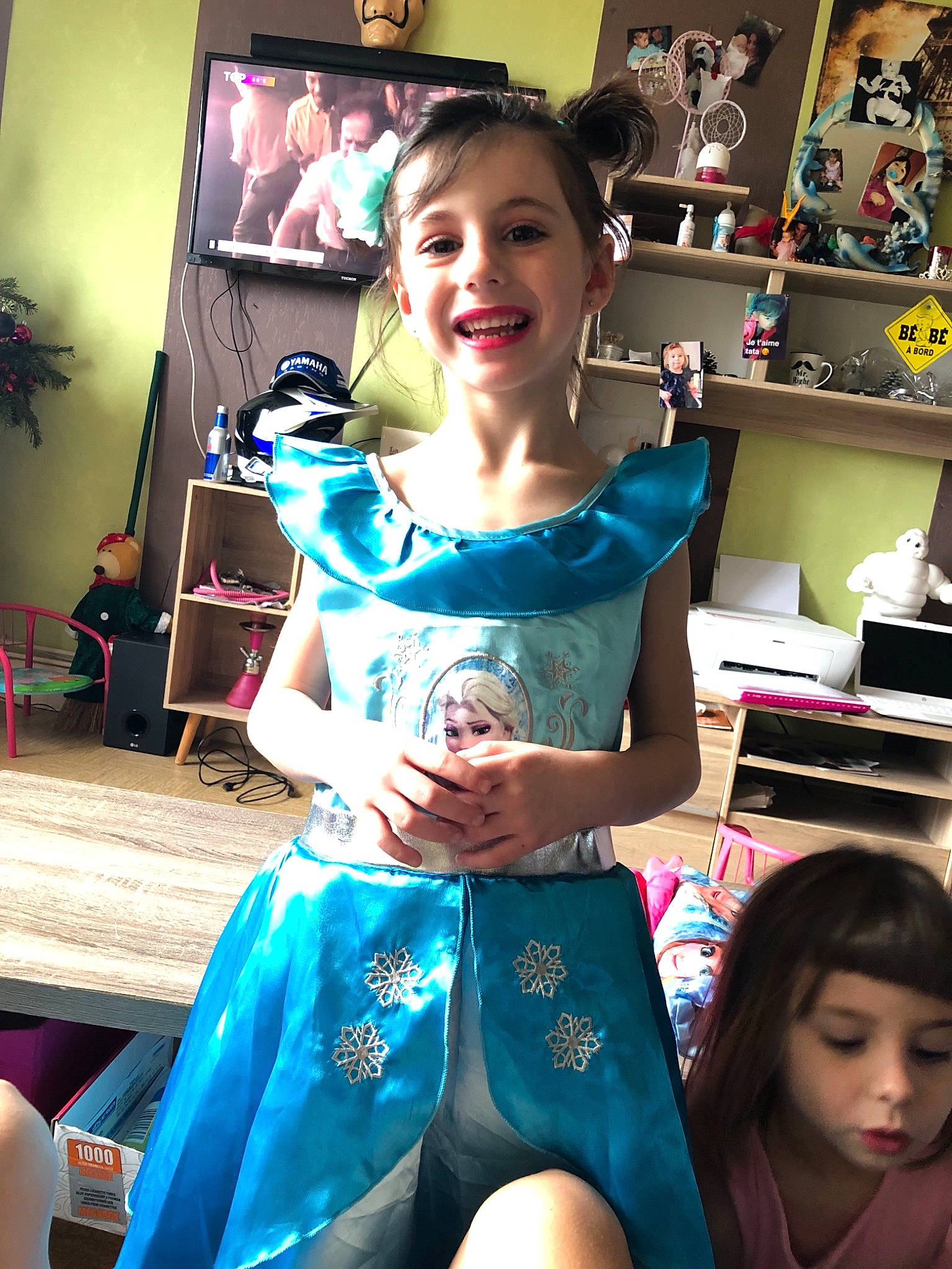 Maelys participe au concours pour gagner de l'argent avec cette photo : blue, child, clothing, costume, fun, girl, joy, person, product, shoulder, skin, smile, textile