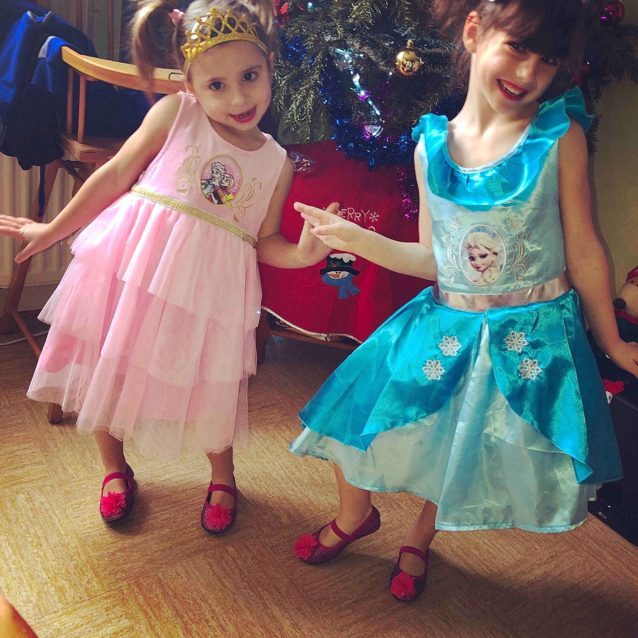 Maelys a rejoint le concours — aidez-le/la à gagner de superbes lots ! ballet_tutu, child, clothing, costume, dance_dress, day, dress, flower_girl, fun, girl, gown, headwear, joy, person, pink, toddler