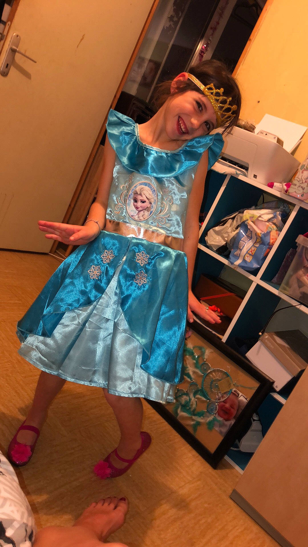 Maelys participe au concours pour gagner de l'argent avec cette photo : blue, clothing, costume, dress, fashion, fashion_design, fun, girl, joy, leg, person, product, textile, toddler