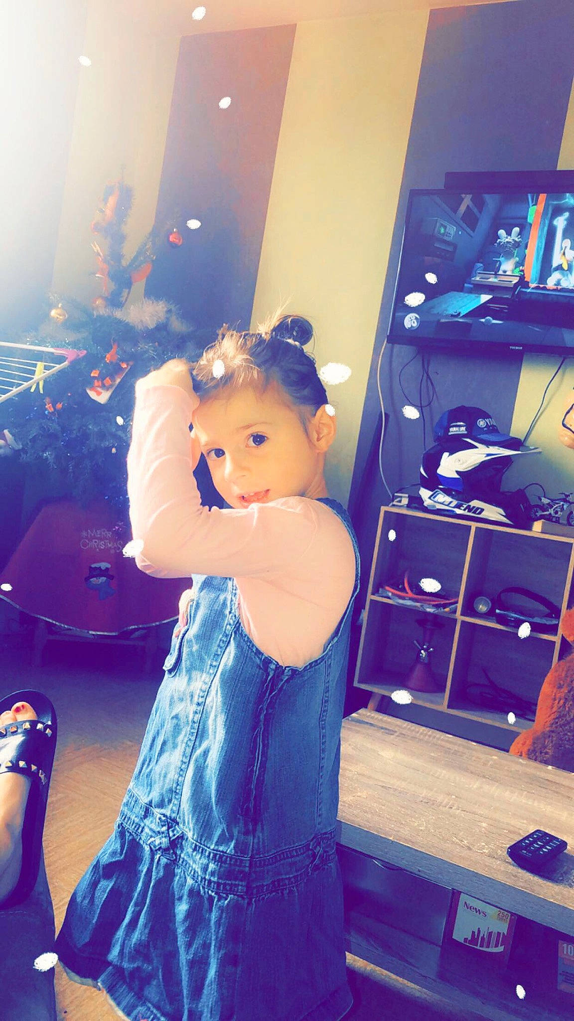 Louna a rejoint le concours — aidez-le/la à gagner de superbes lots ! beauty, blue, child, clothing, cool, electric_blue, fun, girl, hair, hairstyle, happiness, human_hair_color, organ, person, purple, room, skin, smile, standing, textile