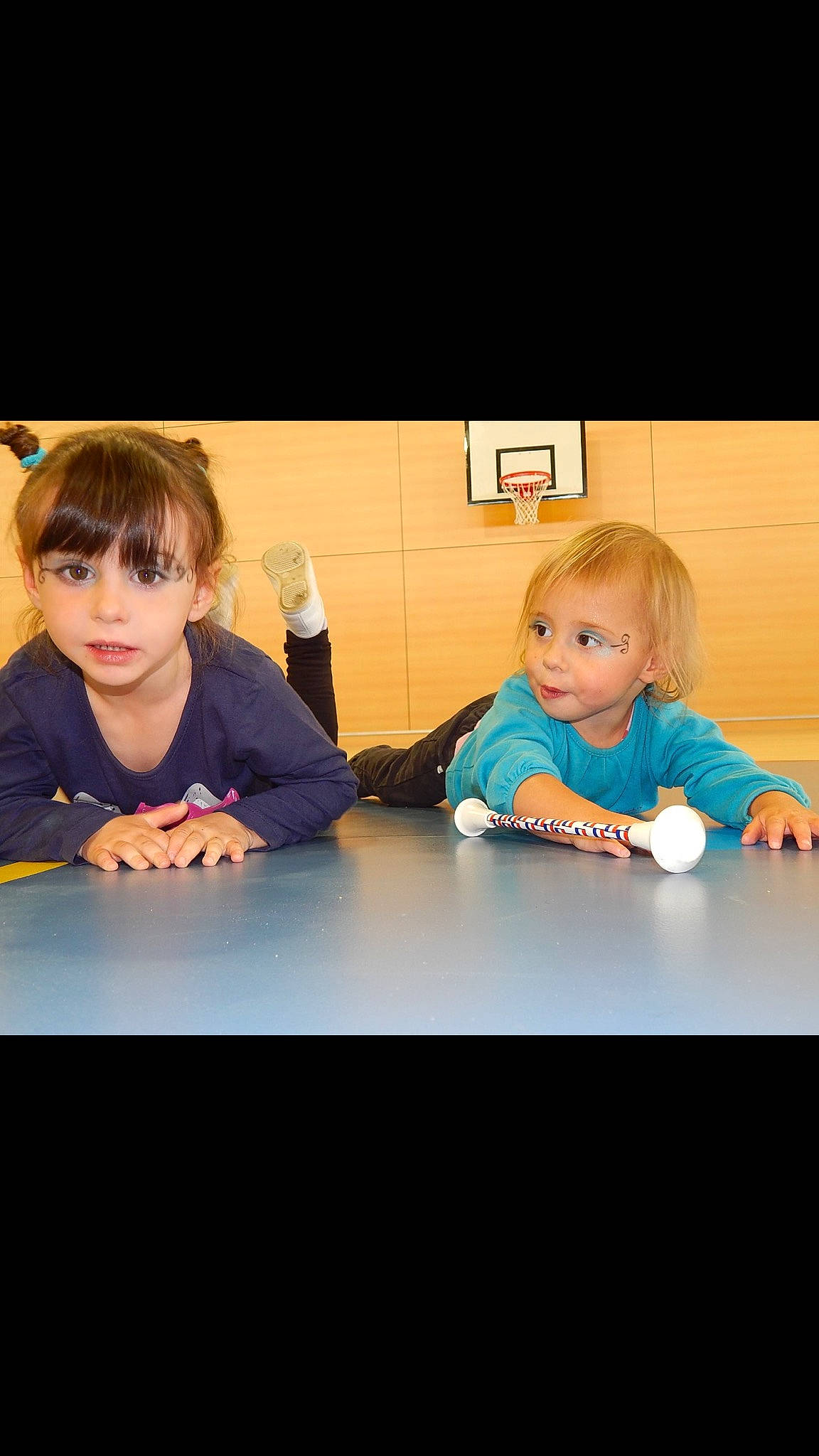 Louna a rejoint le concours — aidez-le/la à gagner de superbes lots ! blue, boy, child, fun, girl, infant, person, play, product, sitting, smile, table, toddler